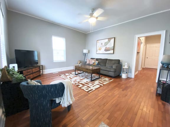 Orange Crush Cottage- Downtown, Beaches, & Dining